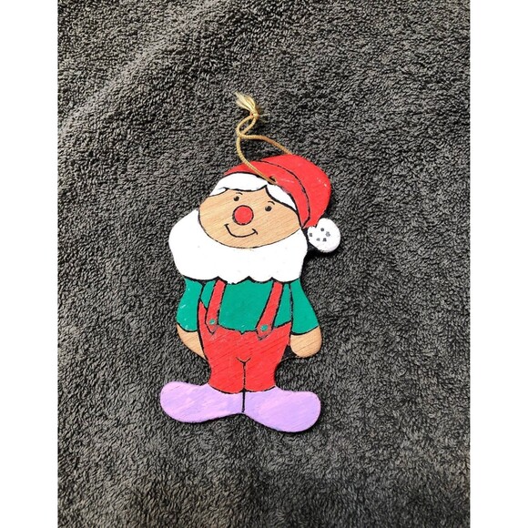 Rustic Sleigh full of Christmas ornaments - Picture 6 of 10